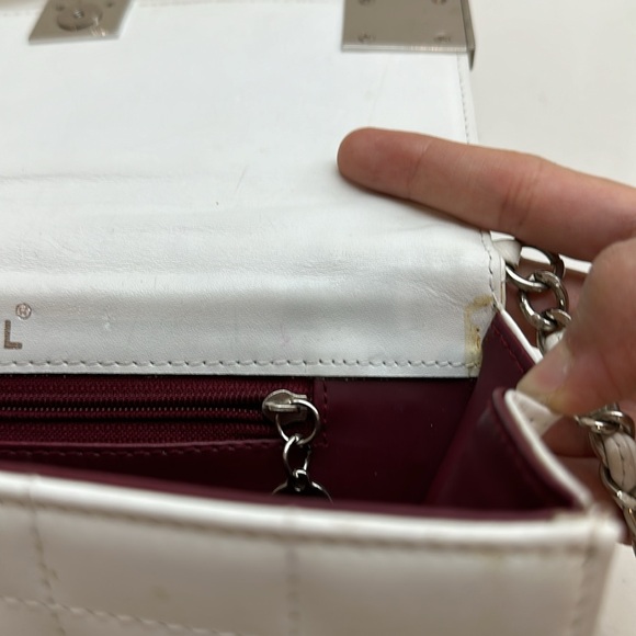 Preloved Chanel White Patent Leather Chocolate Bar Clutch On Chain. - Picture 9 of 17